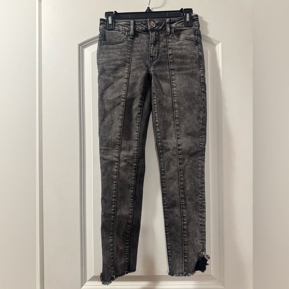 AE AMERICAN EAGLE JEGGING CROP DISTRESSED JEANS SIZE 2 *Worn only Twice*